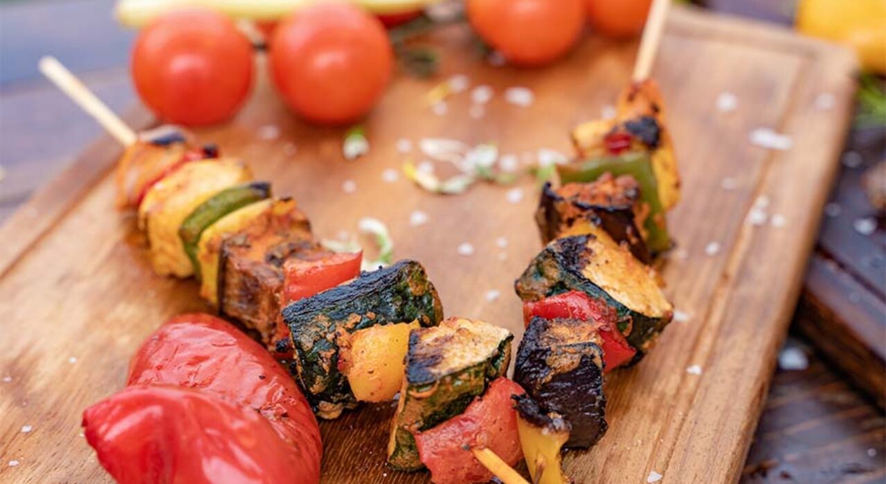 Recette de brochettes de poulet mariné et légumes grillés