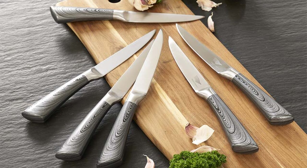 Couteau à steak à lame dentelée ou lisse : que choisir ?