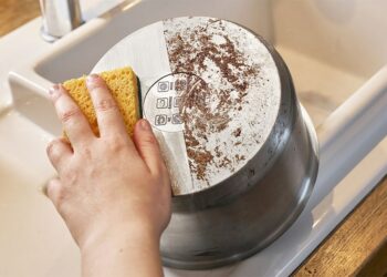 Nettoyer une casserole noircie par le gaz