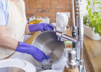 Comment laver une casserole sans l’érafler ?